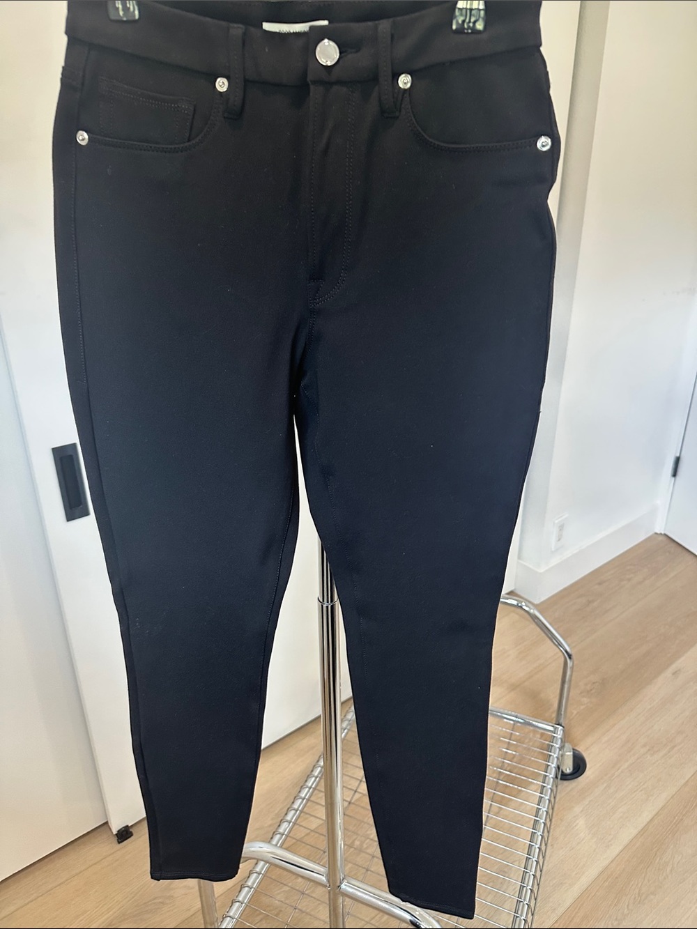 Good American Black Skinny Jeans — Stretch Fit